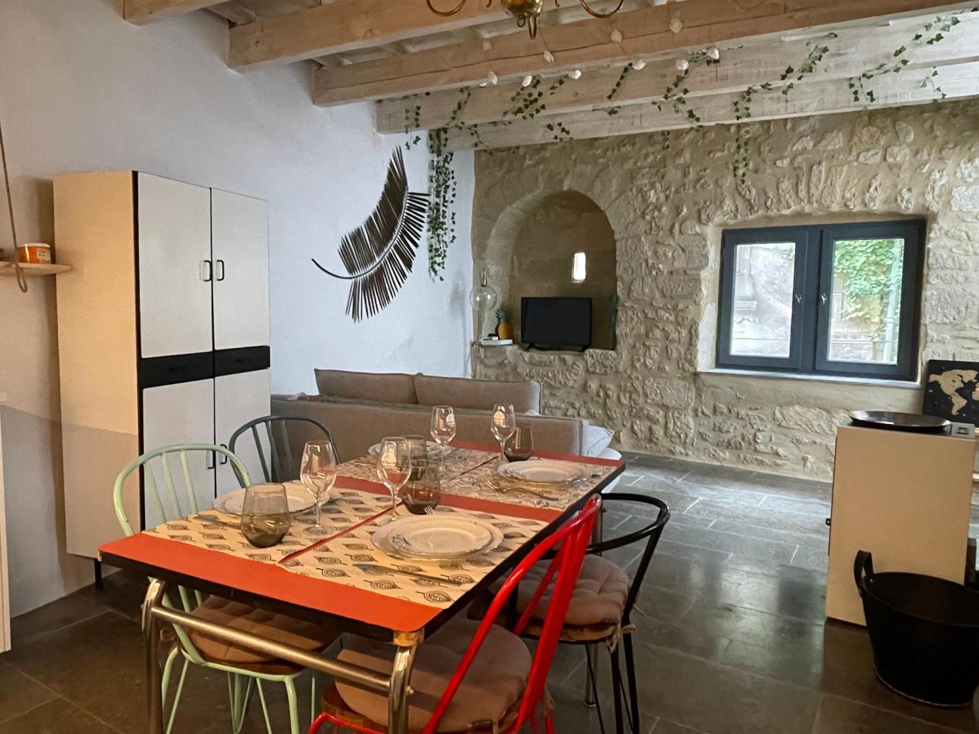 Charmante Maison De Village Collias 外观 照片